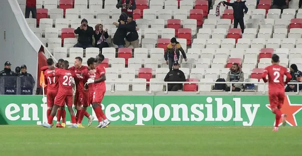 uefa-avrupa-konferans-ligi-g-grubu-5inci-macinda-sivasspor-evinde-cfr-cluju-3-0-maglup-etti-1666904960456.jpeg UEFA Avrupa Konferans Ligi G Grubu 5'inci maçında Sivasspor evinde CFR Cluj'u 3-0 mağlup etti-6