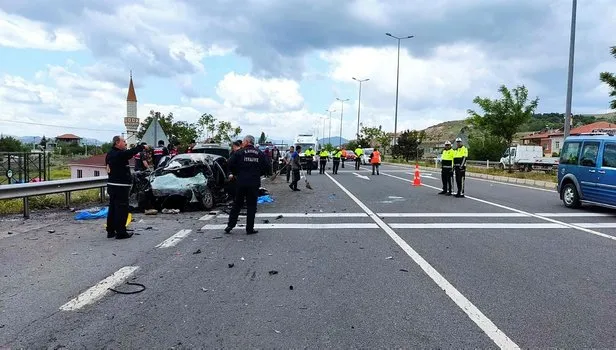 Kayseri'de feci kaza! Otomobil asfalt yüklü kamyona arkadan çarptı: 4 ölü, 1 yaralı