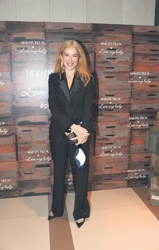 Burcu Esmersoy ve Rachel Araz davette köşe kapmaca oynadılar!