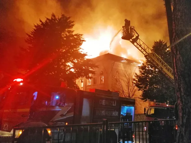Denizli'nin Çal ilçesinde tarihi okul cayır cayır yandı!-5