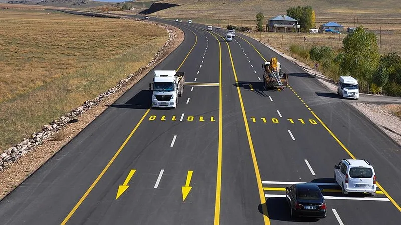 yol-kenarindaki-beyaz-levha-bakin-ne-ise-yariyor-1708152399342.jpg Yol kenarındaki beyaz levha bakın ne işe yarıyormuş-6