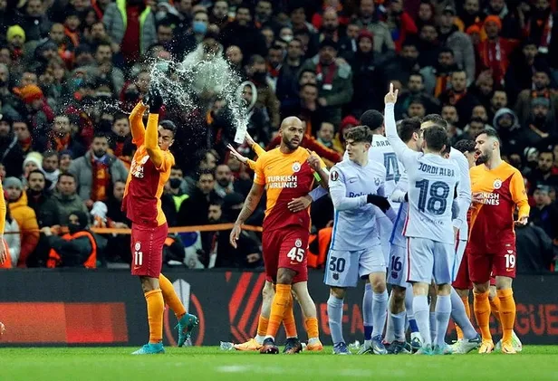 galatasaray-uefa-avrupa-ligine-veda-etti-galatasaray-1-2-barcelona-mac-sonucu-ozet-1647546162600.jpeg
