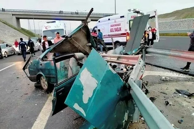İzmir'de feci kaza: Araba paramparça oldu