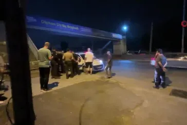 Yer: Kocaeli! Dengesini kaybeden genç üstgeçitten seyir halindeki aracın üstüne düştü