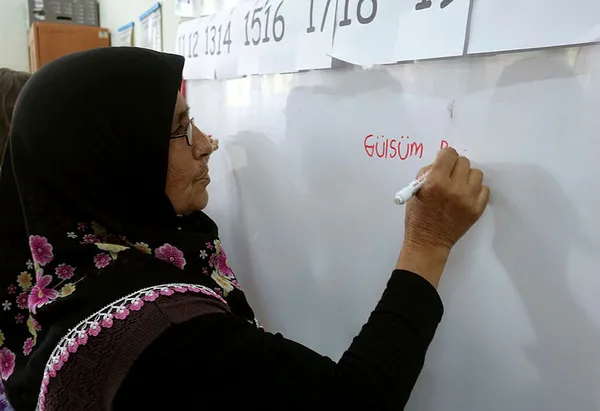 Yarım asırlık 3 arkadaş okuma yazmayı birlikte söktü-2
