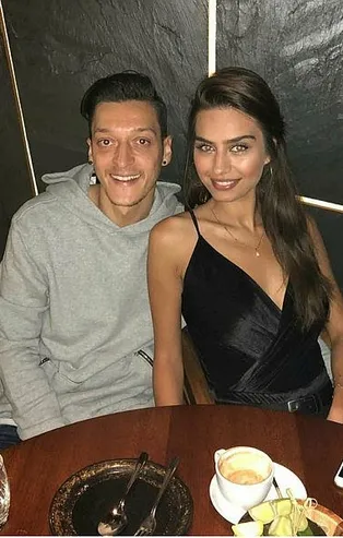 Mesut Özil ve Amine Gülşe'den anlamlı hareket