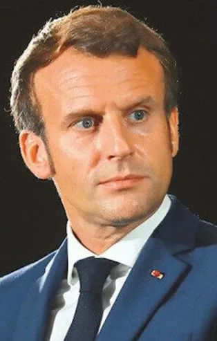 Çakma Napolyon Macron şimdi de tahrike başladı! Charlie Hebdo'nun karikatürleri Fransa'da devlet binalarına yansıtıldı