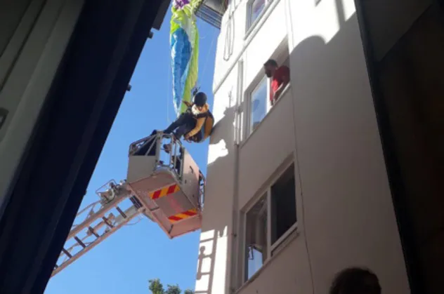 Antalya'da Rus kadın paraşütle çatıya düştü