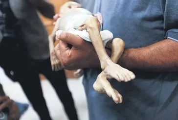 Soykırımcılar yardım tırlarını yakıyor