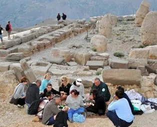 Turistler Nemrut’ta iftar sofrasında