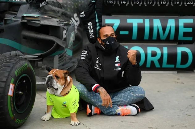 Formula 1 dünya şampiyonu Mercedes pilotu Lewis Hamilton koronavirüse yakalandı