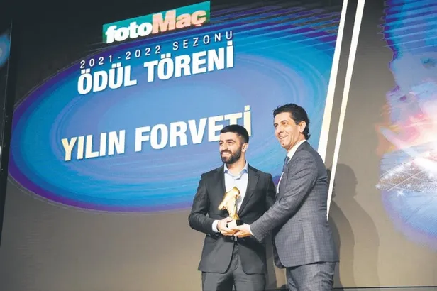 odul-firtinasi-son-sampiyon-trabzonspor-turkuvaz-medyada-onurlandirildi-1668041857904.jpeg Ödül fırtınası! Son şampiyon Trabzonspor Turkuvaz Medya’da onurlandırıldı-3