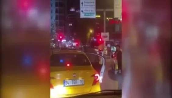 Beyoğlu'nda taksici ve yolcular arasında tekme tokat kavga
