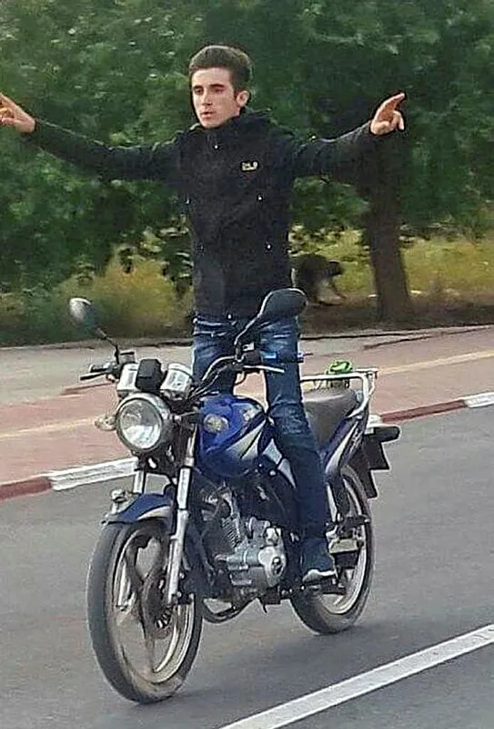 antalyada-elektrik-diregine-carpan-19-yasindaki-motosiklet-surucusu-oldu-1622212956509.jpg