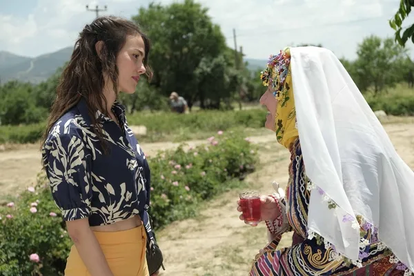 gul-masali-2-bolum-fragmani-yurek-yakti-annemin-gercek-mezari-nerede-baba-1655678094224.jpg Gül Masalı 2. bölüm fragmanı yürek yaktı: "Annemin gerçek mezarı nerede baba?"-4