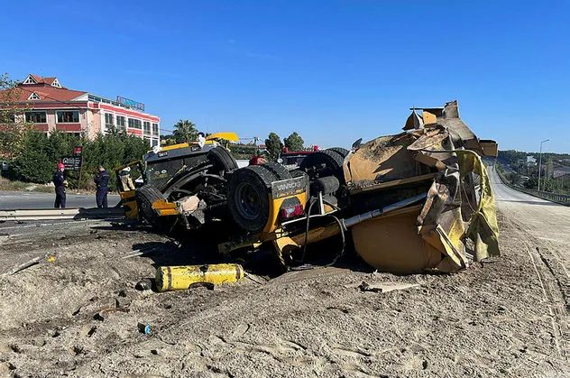 Son dakika: Büyükçekmece'de hafriyat kamyonu devrildi