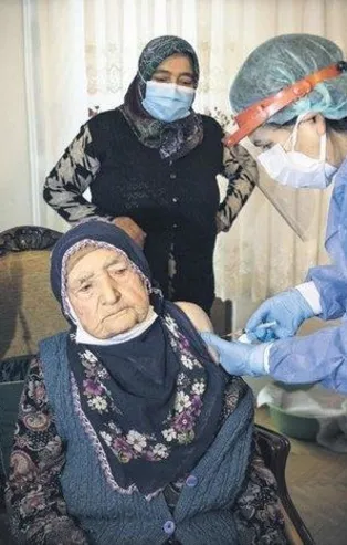 Avrupa’da son tercih Türkiye’de baş tacı: 90 yaş ve üzeri vatandaşlar için evde aşılama başladı