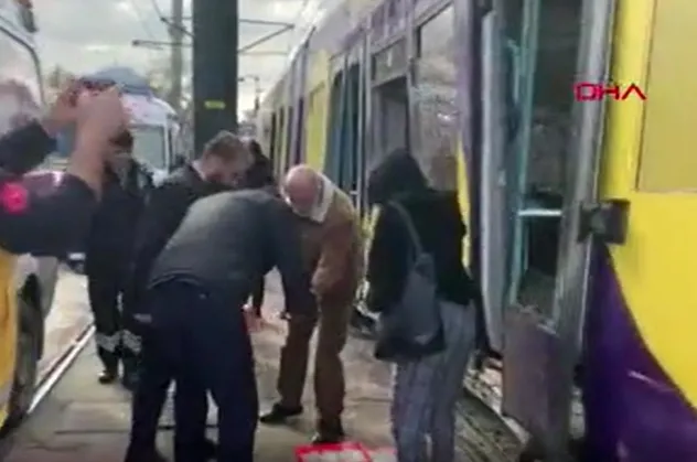 Kabataş'ta tramvay raydan çıktı elektrik direğine çarptı! Yaralanan yolcu kazayı anlattı: "Hızlı gidiyordu makasa hızlı girdi"