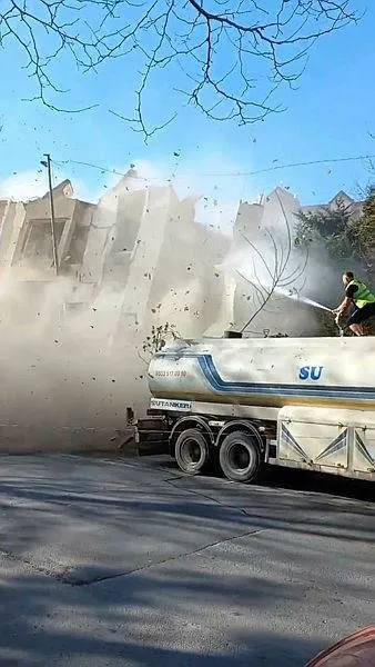 esenyurtta-korku-dolu-anlar-bina-yikildi-o-anlar-kamerada-1703509124634.jpeg Esenyurt'ta korku dolu anlar: Bina yıkıldı | O anlar kamerada-3