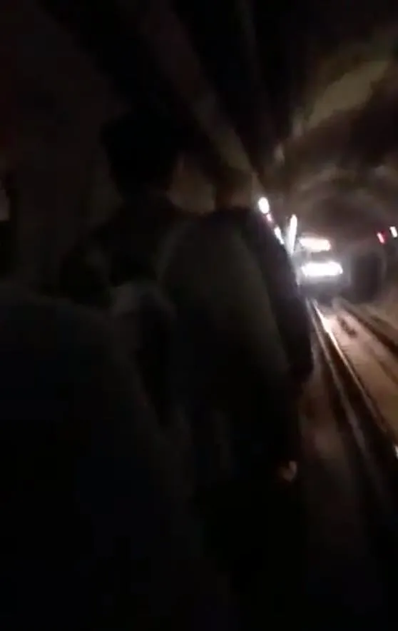 chpli-ibb-yine-ariza-cikardi-bu-kez-iett-otobusu-degil-metro-bozuldu-yolcular-tunelde-yurumek-zorunda-kaldi-1635276438565.jpeg CHP'li İBB yine arıza çıkardı! Bu kez İETT otobüsü değil: Metro bozuldu yolcular tünelde yürümek zorunda kaldı-5