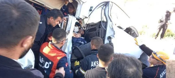 isci-servisi-ile-buyukbas-hayvan-tasiyan-kamyonet-carpisti-cok-sayida-yarali-var-1698128734480.jpeg İşçi servisi ile büyükbaş hayvan taşıyan kamyonet çarpıştı! 2 ölü, 19 yaralı var-2