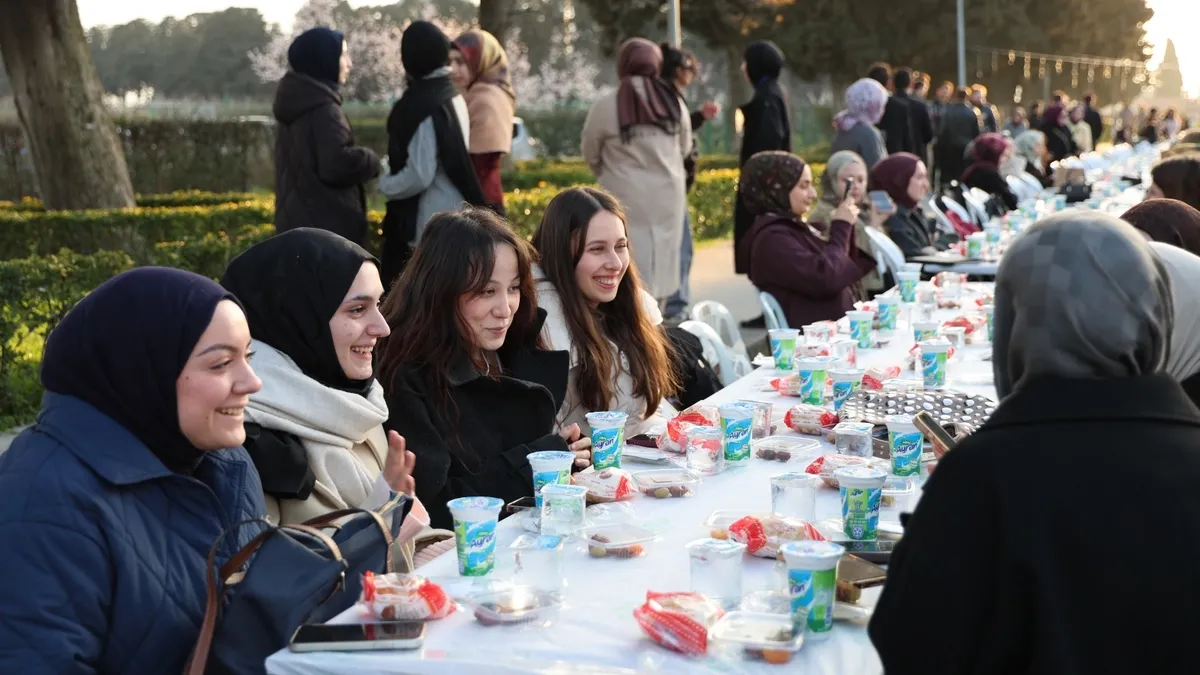 İZÜ kampüsünde 2 bin öğrenciyle iftar