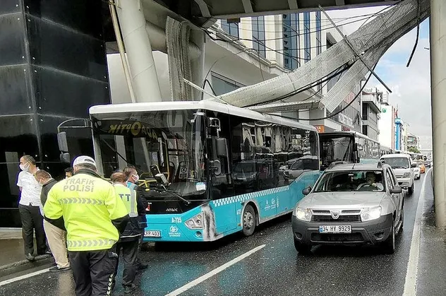 Avcılar'da korku dolu anlar: Üst geçidin altındaki elektrik kabloları halk otobüsünün üstüne devrildi