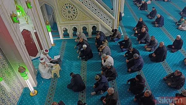 Regaib Kandili'nde eller semaya yükseldi! Vatandaşlar camilere akın etti: İşte il il o fotoğraflar... - 13