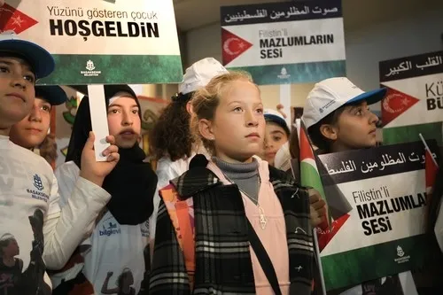 İsrail askerlerine tekme atan kız gözaltında-1