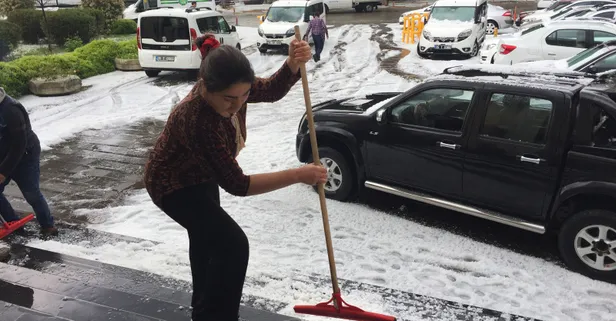 İzmir'de şaşırtan görüntü! Kar yağmış gibi bir anda beyaza büründü