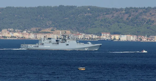 Rus savaş gemisi Çanakkale Boğazı'ndan geçti