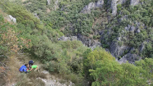 kayaliklara-tirmanan-dagci-20-metre-yukseklikten-dustu-1602338604214.jpg Kayalıklara tırmanan dağcı 20 metre yükseklikten düştü-2
