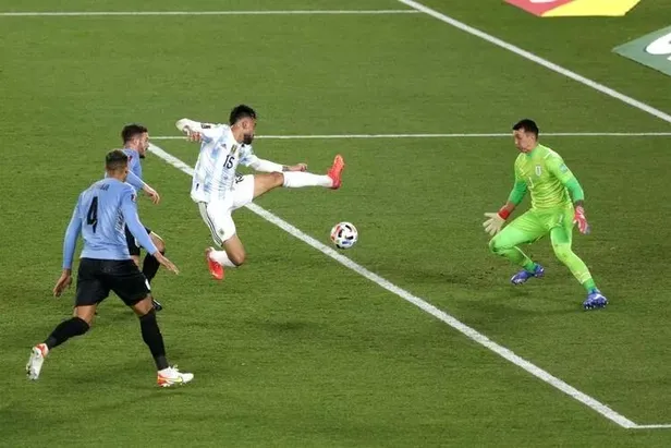 Arjantin-Uruguay maçında Fernando Muslera'dan akılalmaz hata! Messi şut bile atmadan gol attı-3