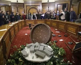 Azerbaycan kazandı, Ermenistan karıştı! Paşinyanın eşyalarını bile çaldılar