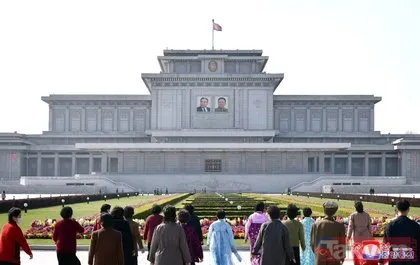 SON DAKİKA: Kim Jong-un geçtiğimiz hafta kıtlık uyarısı yaptı dün görkemli kutlamalar