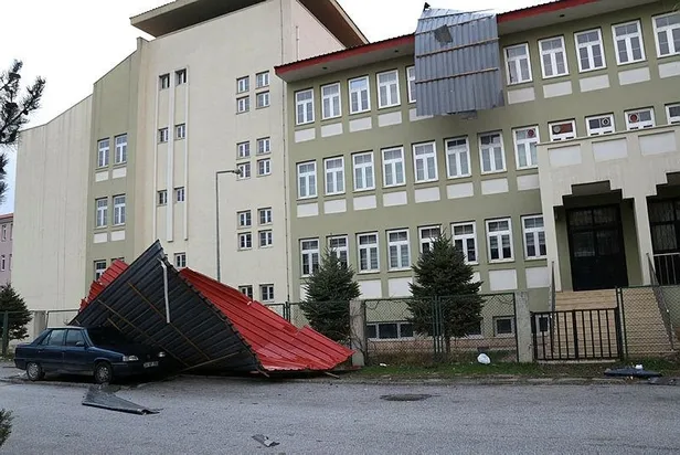 erzincanda-firtina-minare-devrildi-catilar-hasar-gordu-1680068870540.jpeg Erzincan'da fırtına! Minare devrildi çatılar hasar gördü-4