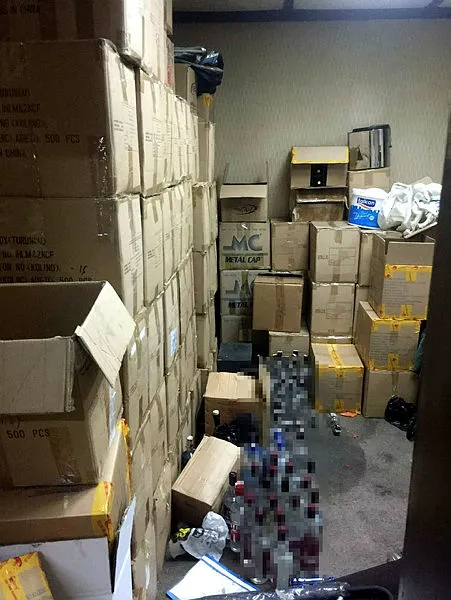 polis-ekipleri-izmirde-hirsizlari-kovalarken-sahte-icki-imalathanesi-buldu-1602427494648.jpg Polis ekipleri, İzmir'de hırsızları kovalarken sahte içki imalathanesi buldu-4