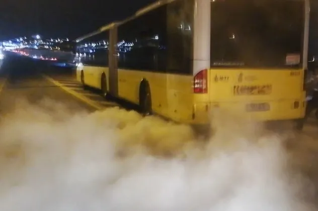 Metrobüste yangın paniği! Alevler yükseldi