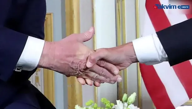 Trump - Macron zirvesine damga vuran görüntü! Elini öyle bir sıktı ki...