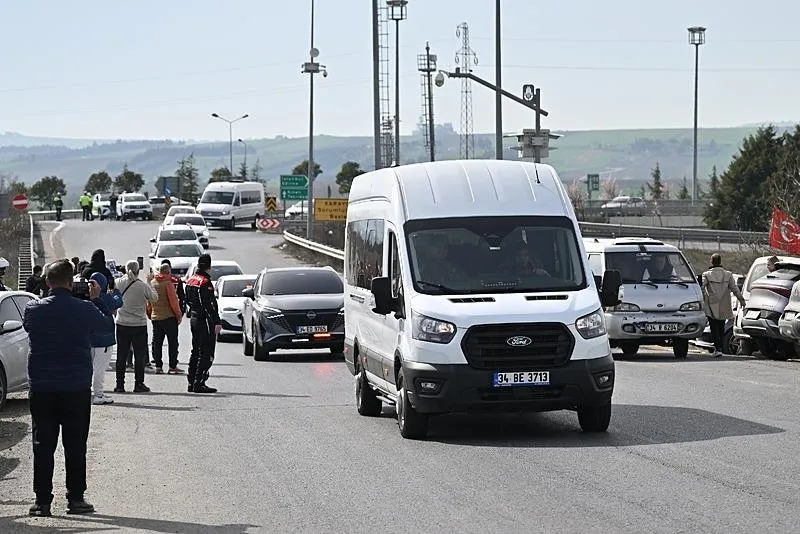 CHP'li İBB'ye yönelik soruşturmalarda tutuklanan İmamoğlu ile 50 şüpheli cezaevine gönderildi. (AA)