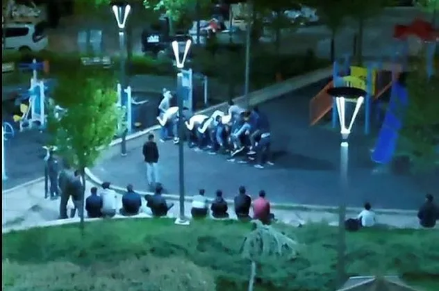 Ankara'da koronavirüs yasağına rağmen parkta 'uzun eşek' oynayan 10 kişiye, 31 bin 500 lira ceza