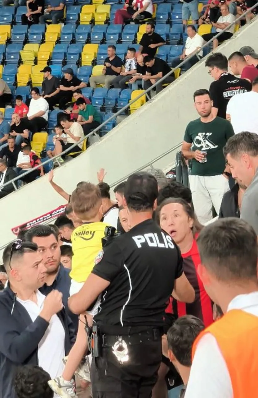 fenerbahceli-cocugu-kurtaran-komiser-yasananlari-anlatti-1786967170069.jpeg Fenerbahçe formalı çocuğu güvenli alana götüren Komiser Yardımcısı Uğur Yurduseven yaşananları anlattı: "Güçlüyüm o zaman"-5