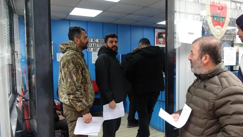 140-bin-liralik-ceza-kuyrugu-app-plaka-kullananlar-basim-atolyesine-kostu-1772801664313.jpeg 140 bin liralık ceza kuyruğu: APP plaka kullananlar basım atölyesine koştu-4