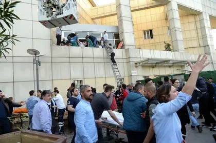 Gaziosmanpaşa’daki hastane yangınında hastalar tahliye ediliyor