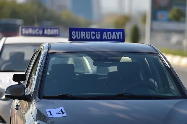 Ehliyet alacaklar için yeni dönem başlıyor: Direksiyon önce emniyet kemeri simülasyonu