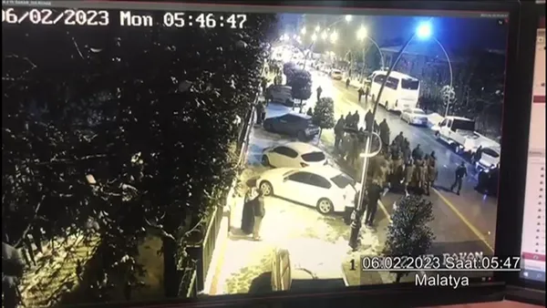 bir-yalan-daha-curutuldu-asrin-depremlerinde-askerlerin-kisladan-cikis-ani-ortaya-cikti-1677225918147.jpg Bir yalan daha çürütüldü! Asrın depremlerinde askerlerin kışladan çıkış anı ortaya çıktı-2
