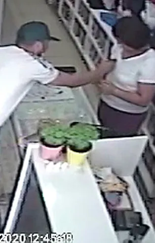 Mağaza çalışanı kıza taciz şoku! Önce öpmeye çalıştı ardından...