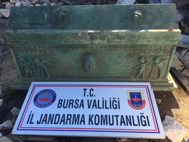 Bursa'da şok! Bahçeye gizlenmiş bronz lahit ele geçirildi-2