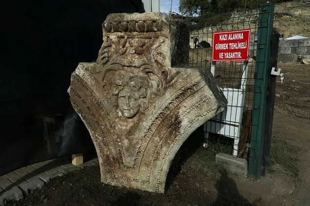 Konuralp'te tarih fışkırıyor! Medusa başı bulundu