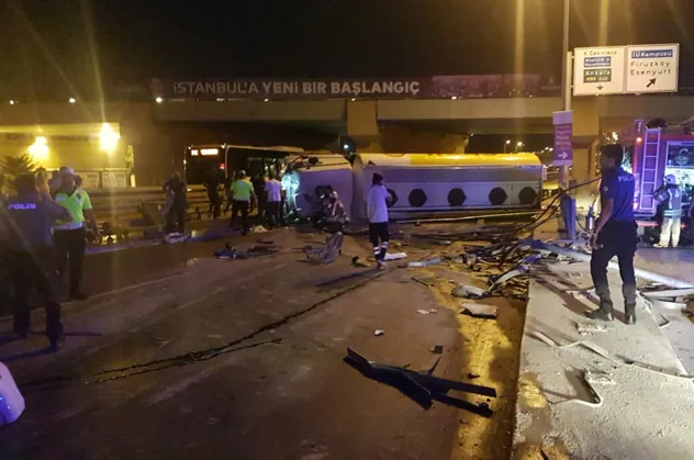 Son dakika... Avcılar'da yakıt tankeri devrildi